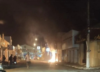 Incêndio destrói loja e atinge apartamentos no município de Floriano